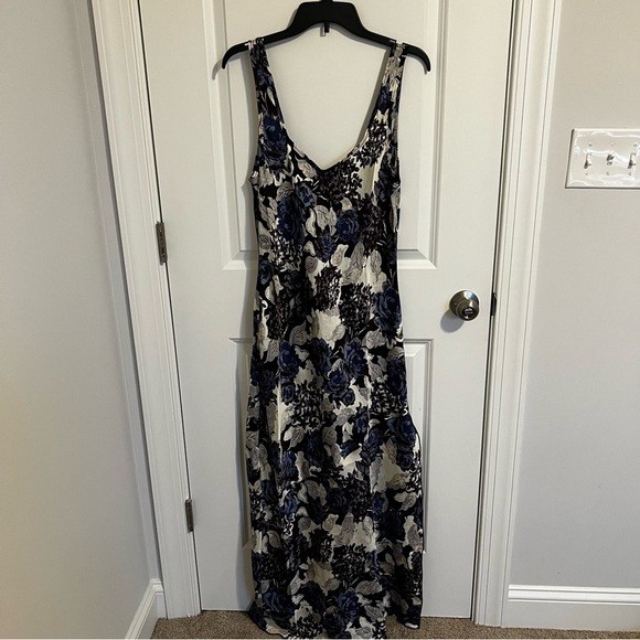 Free People Worth‎ The Wait Silky Floral Maxi Dress Dark Night Combo Size Medium - Picture 2 of 7
